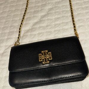 Lightly used TORY BURCH CROSSBODY/ PURSE 🥰 Dress it up or dress it down, it’s 😍
